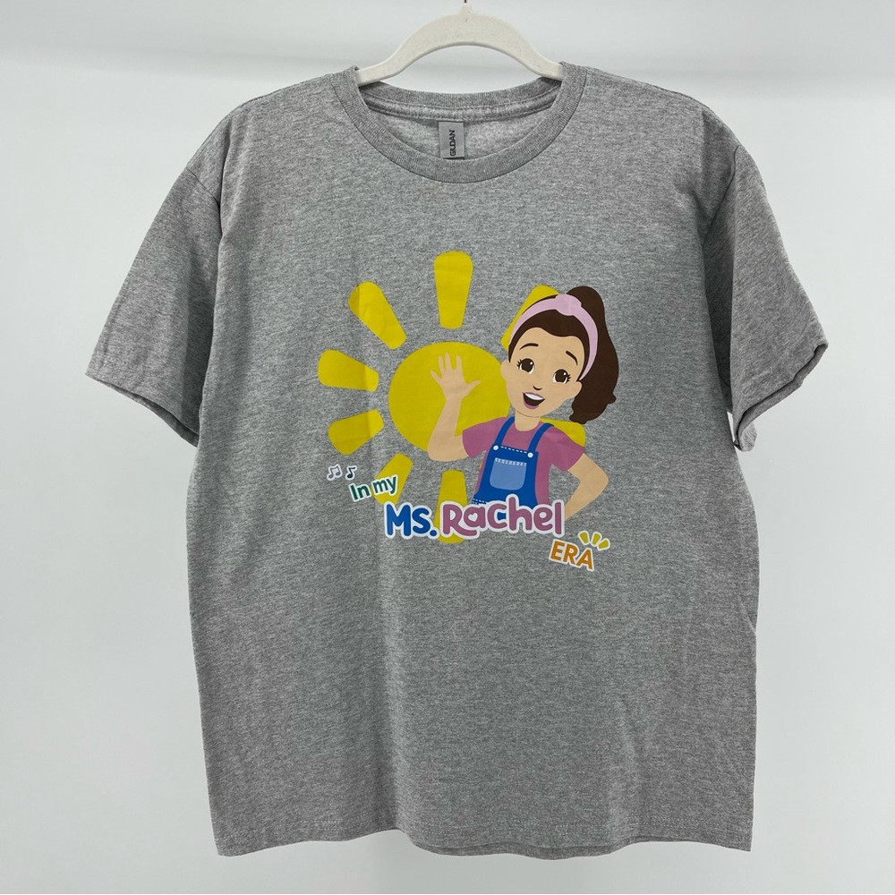In My Miss Rachel Era Graphic Short Sleeve T-Shirt in Grey, Youth XL
